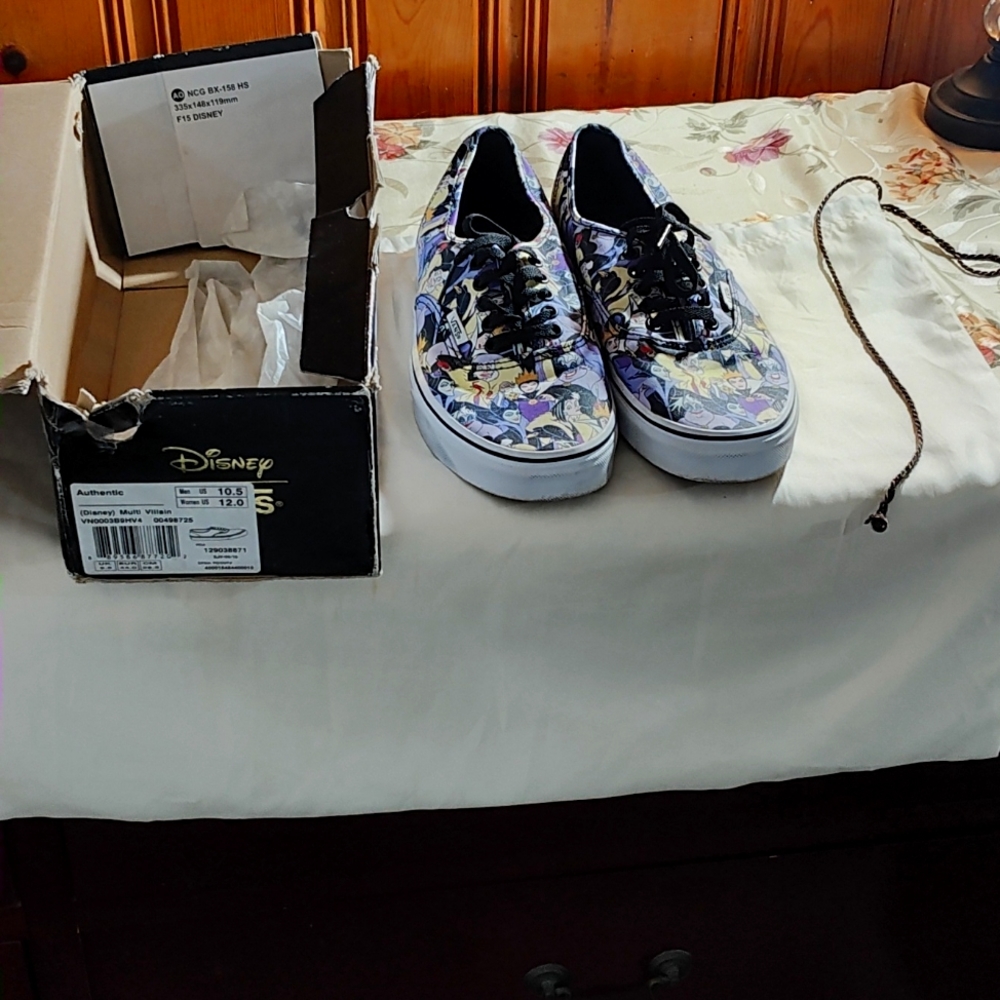 Van Villains men sz 10.5 or women sz12 shoes NEVER WORN IN BOX